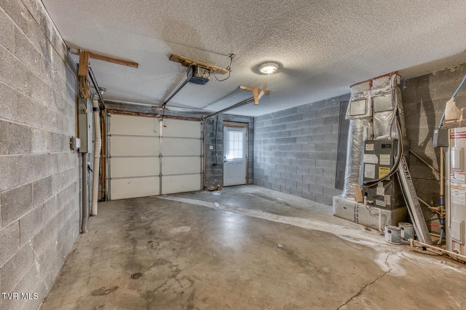 Photo #24: 121 Bilco Street