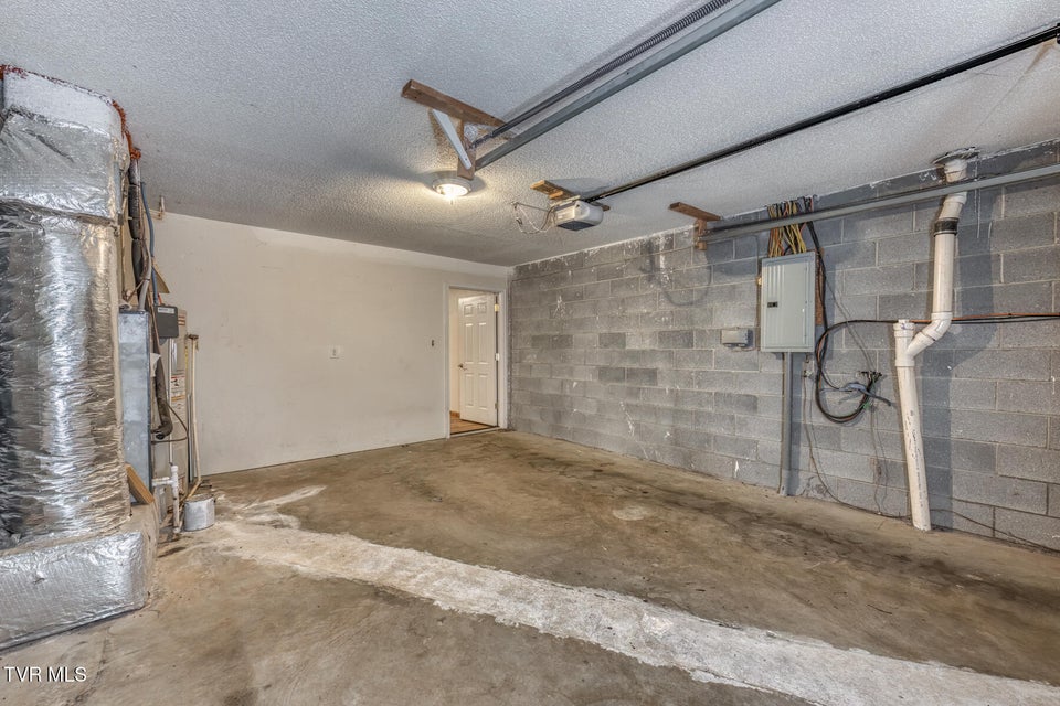 Photo #25: 121 Bilco Street