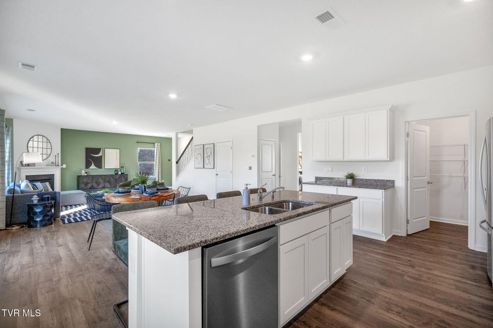 Photo #4: 229 Artist Avenue 