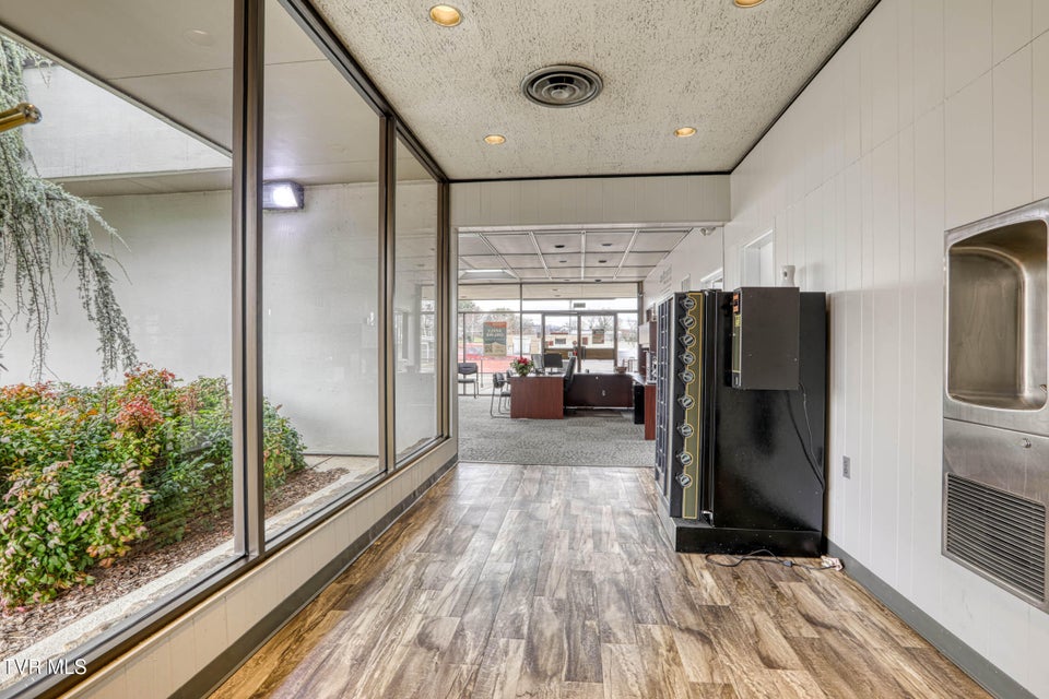 Photo #23: 1606 State Street