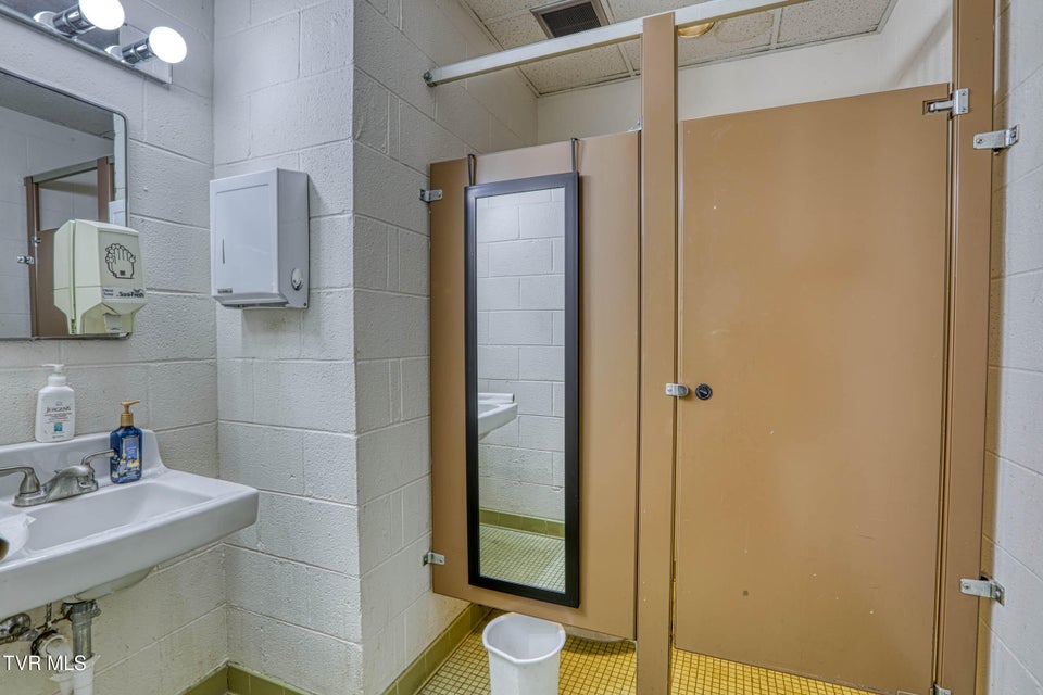 Photo #27: 1606 State Street