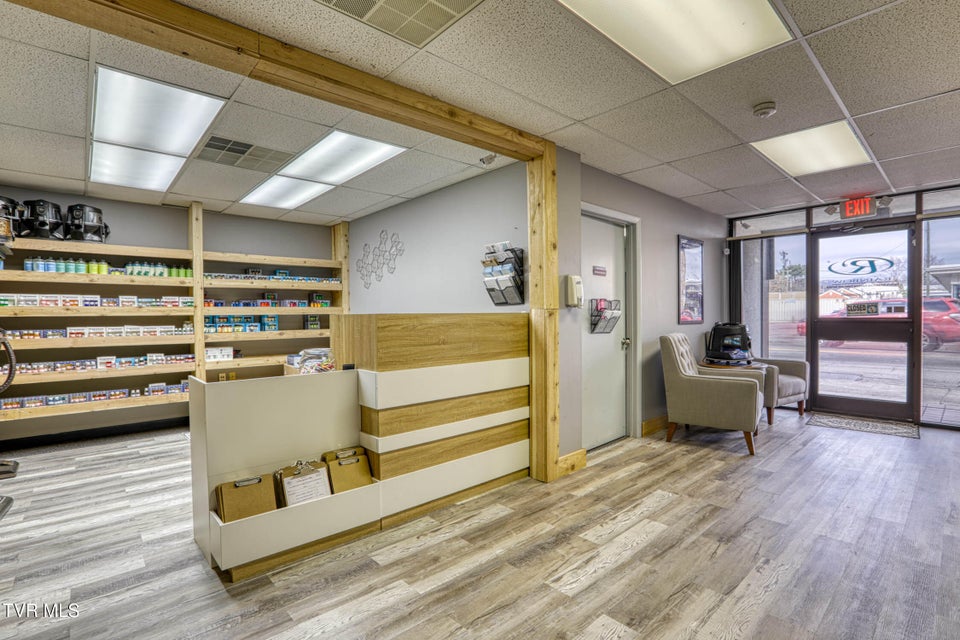 Photo #37: 1606 State Street