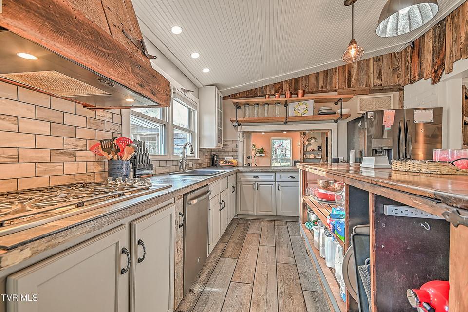 Photo #10: 212 Magnolia Drive