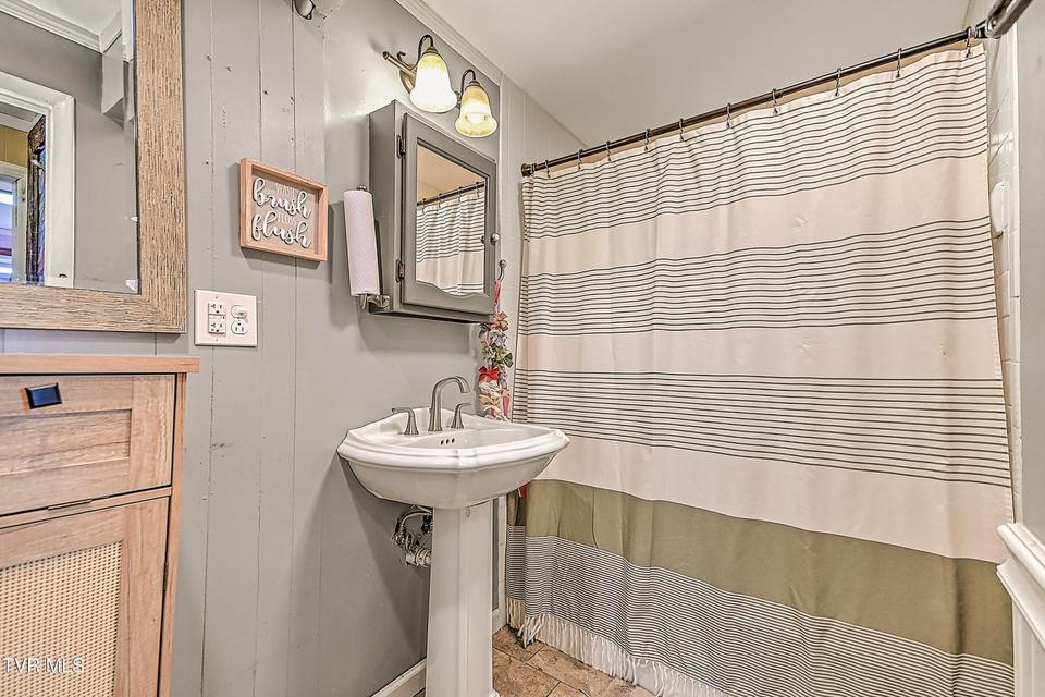 Photo #31: 212 Magnolia Drive