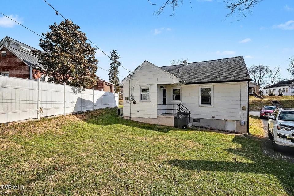 Photo #24: 209 Tennessee Street