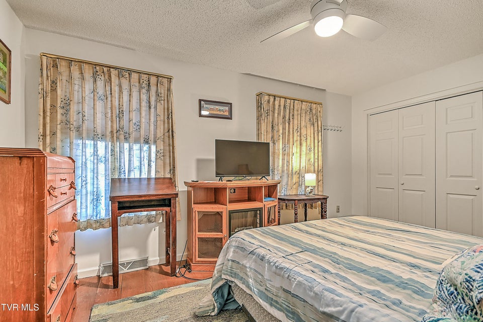 Photo #16: 42 Platinum Court