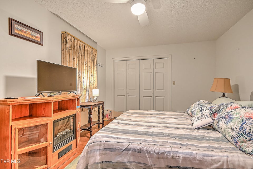 Photo #17: 42 Platinum Court