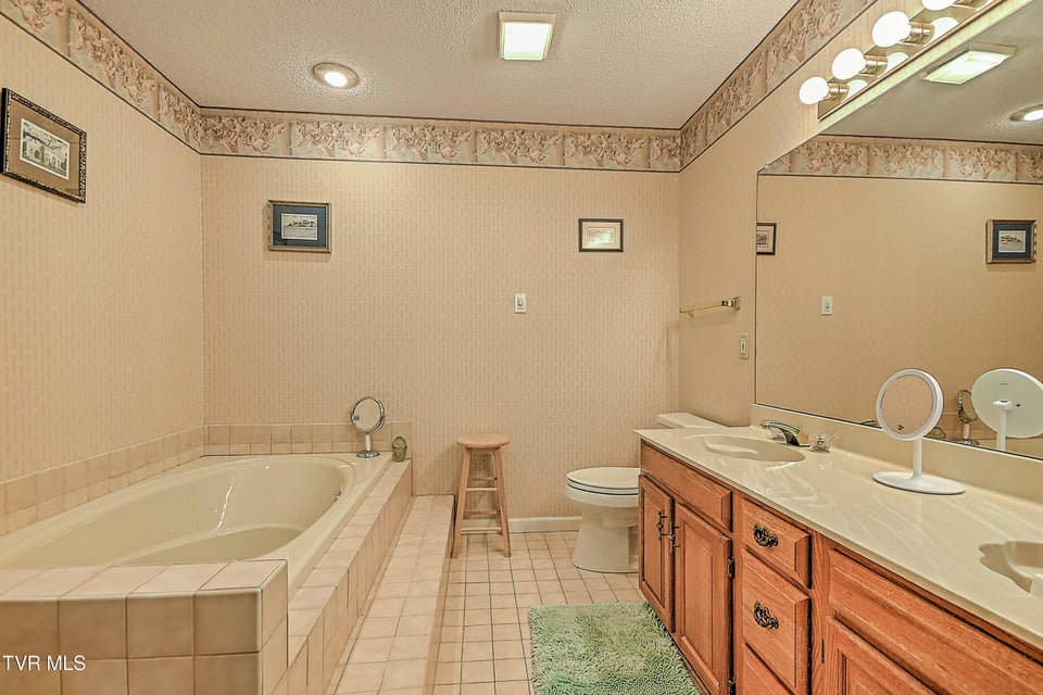 Photo #25: 42 Platinum Court