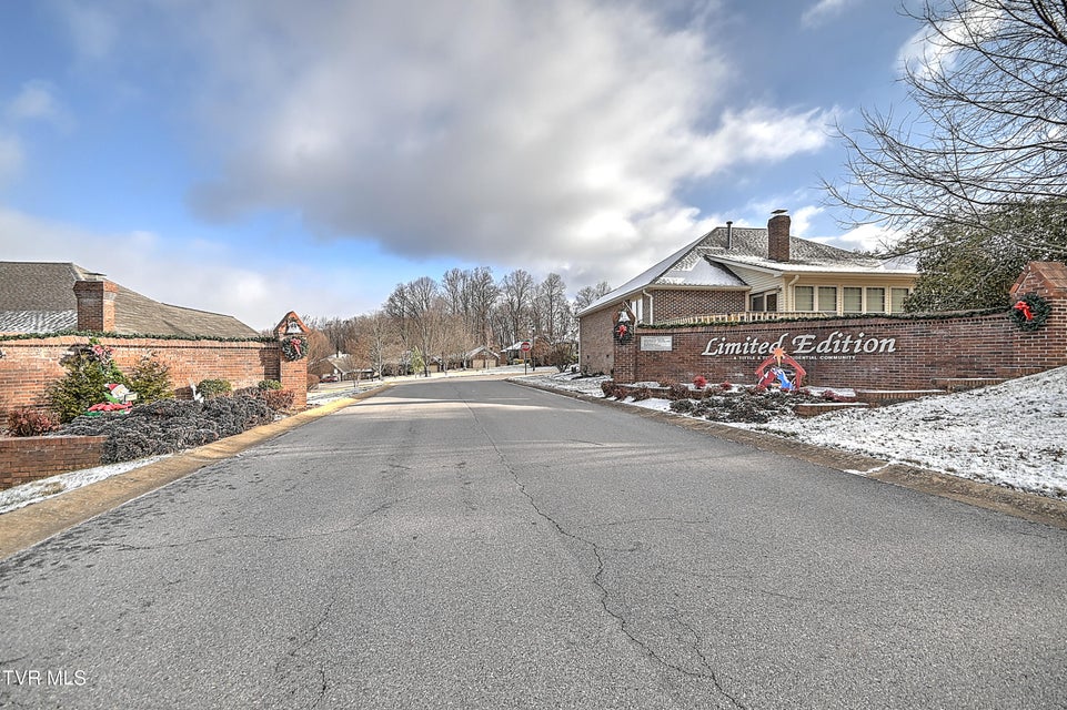 Photo #36: 42 Platinum Court