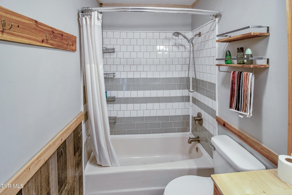 Photo #18: 427 Roan Street