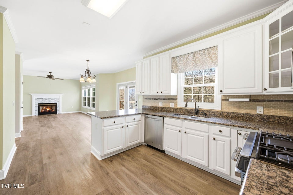 Photo #8: 203 Glen Oaks Drive