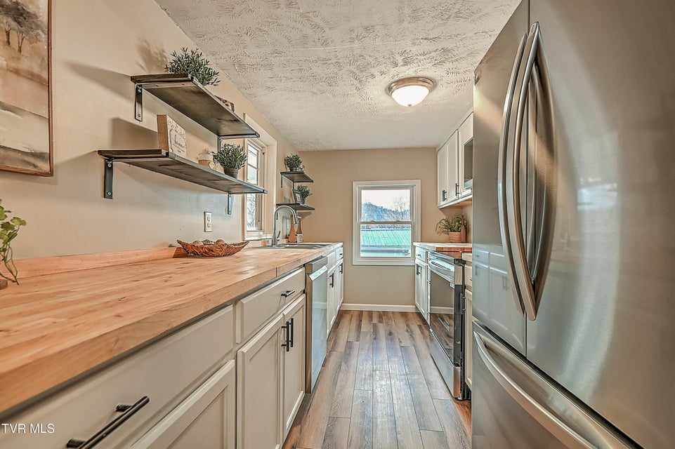 Photo #10: 918 Cedar Avenue