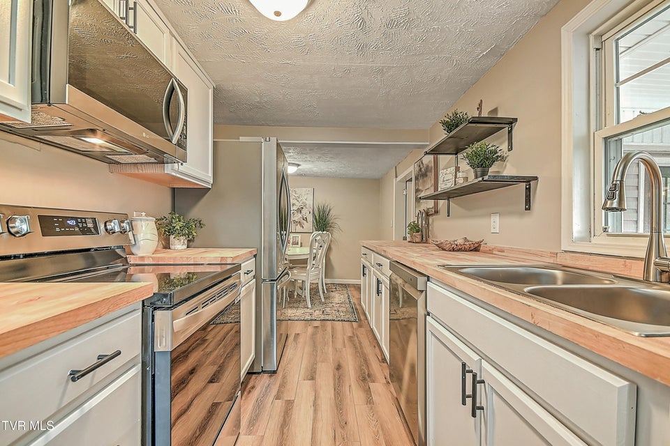 Photo #11: 918 Cedar Avenue