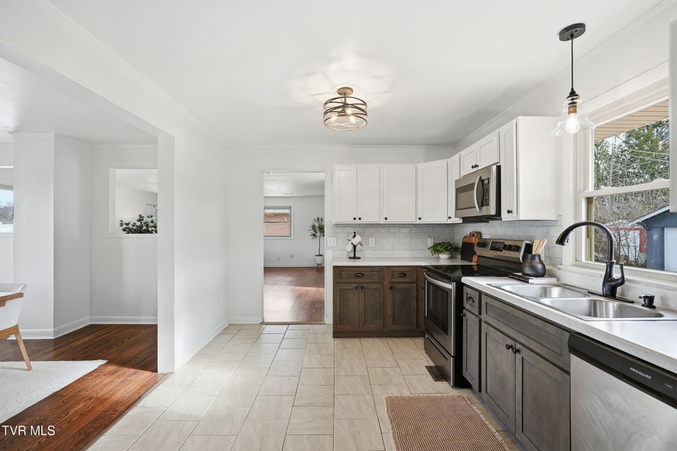 Photo #12: 613 Norris Avenue