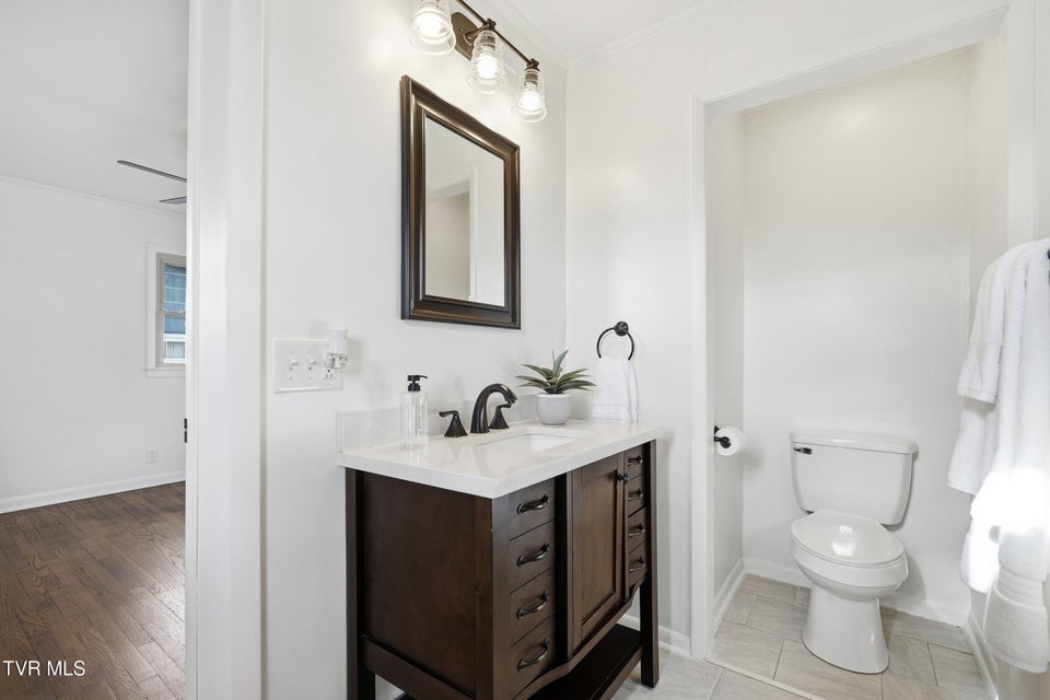 Photo #28: 613 Norris Avenue