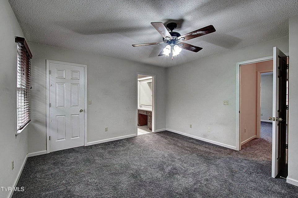 Photo #25: 33 Oak Leaf Circle