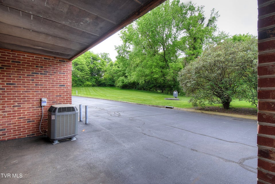 Photo #35: 33 Oak Leaf Circle