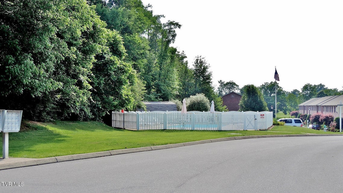 Photo #38: 33 Oak Leaf Circle