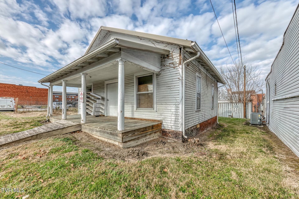 Photo #37: 256 Main Street