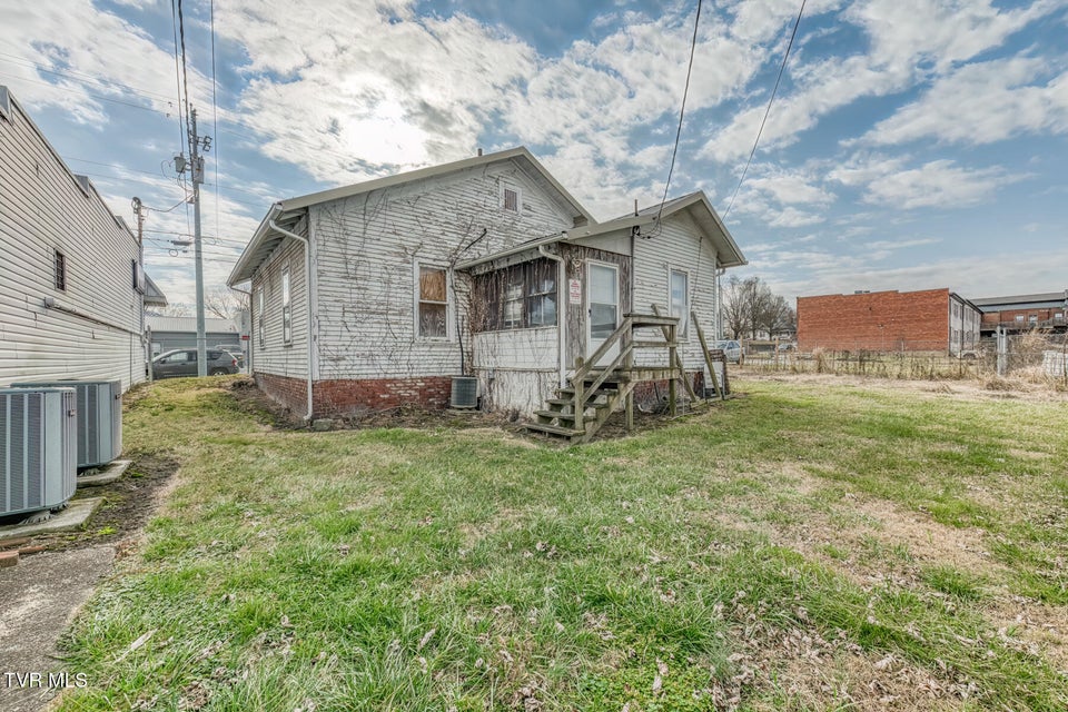 Photo #40: 256 Main Street