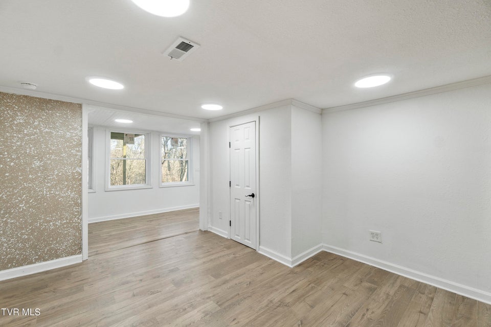 Photo #31: 129 Ridgeway Avenue