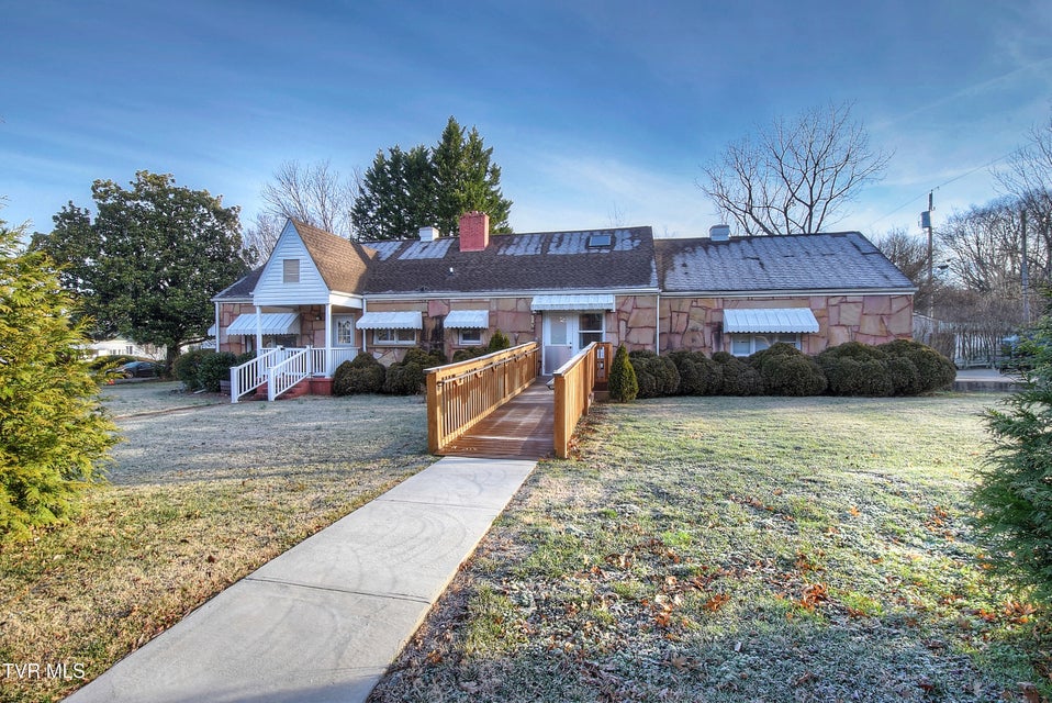 Photo #4: 627 Maple Street