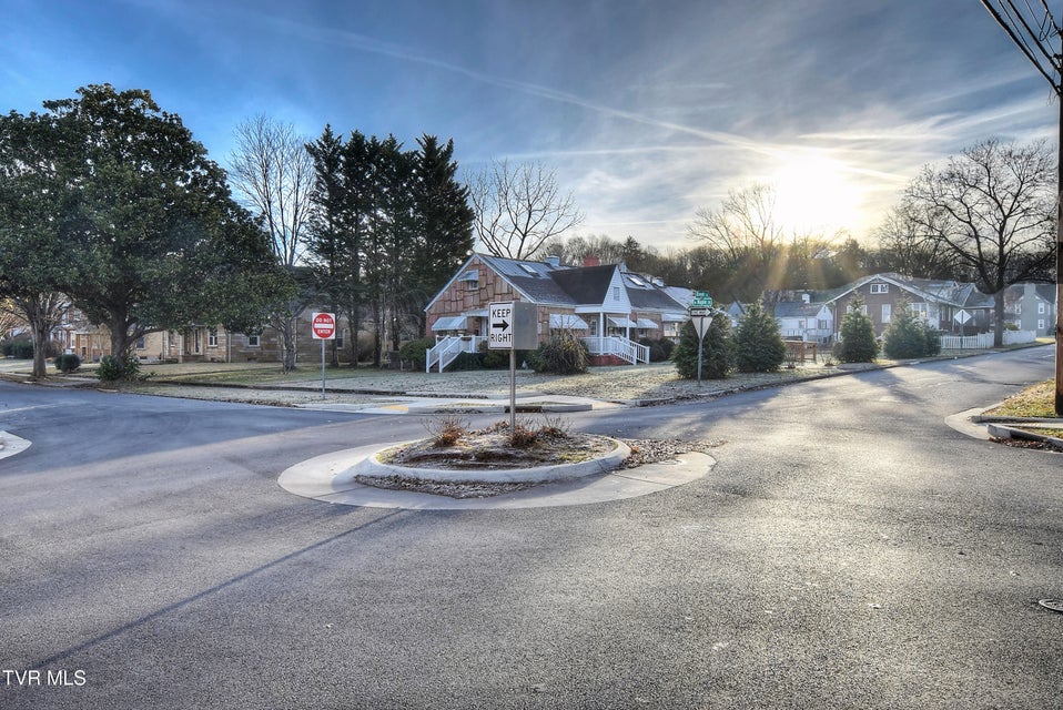 Photo #6: 627 Maple Street