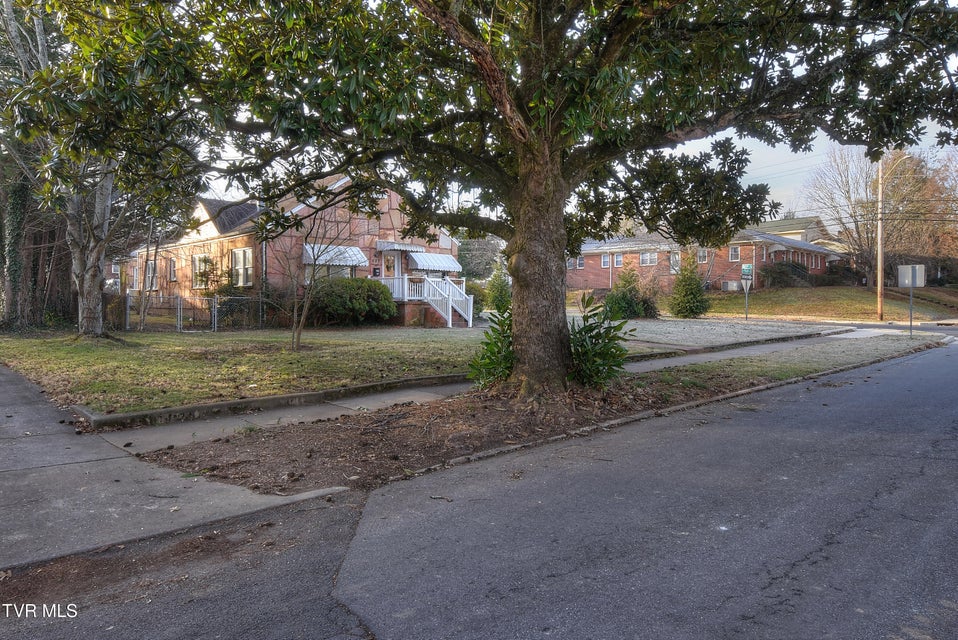 Photo #8: 627 Maple Street