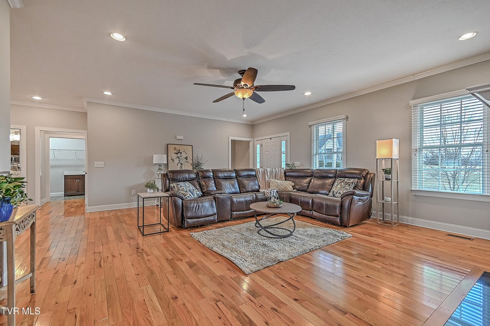 Photo #10: 581 Robert Court