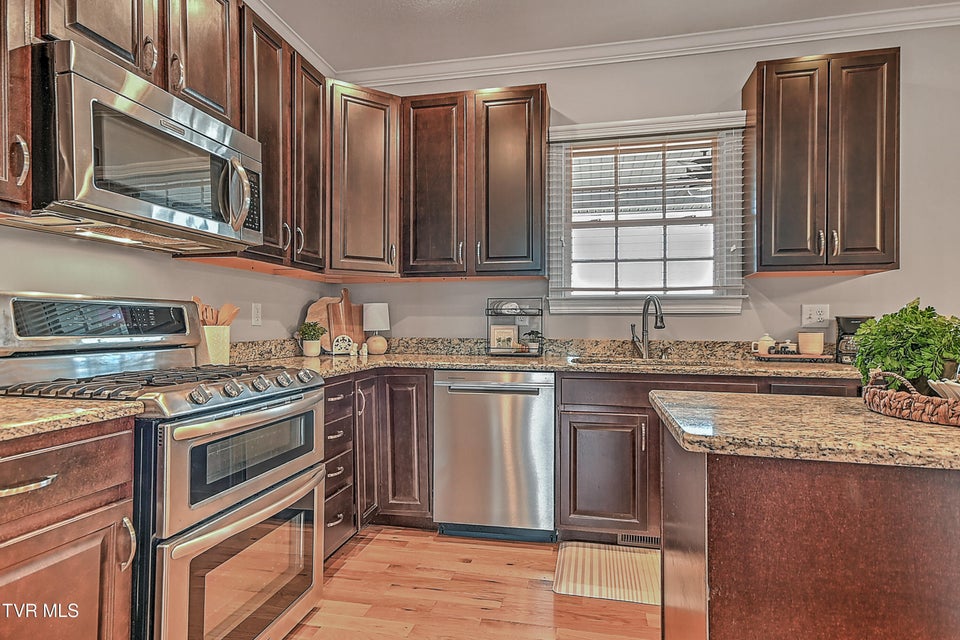 Photo #17: 581 Robert Court