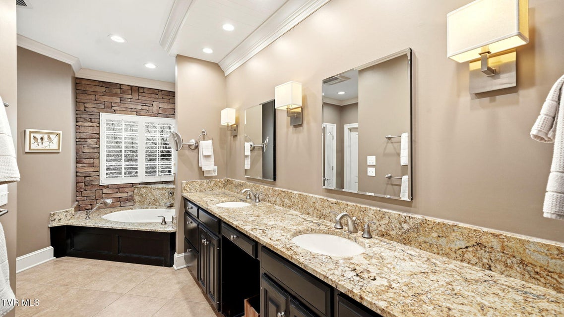 Photo #35: 1000 Huntington Court