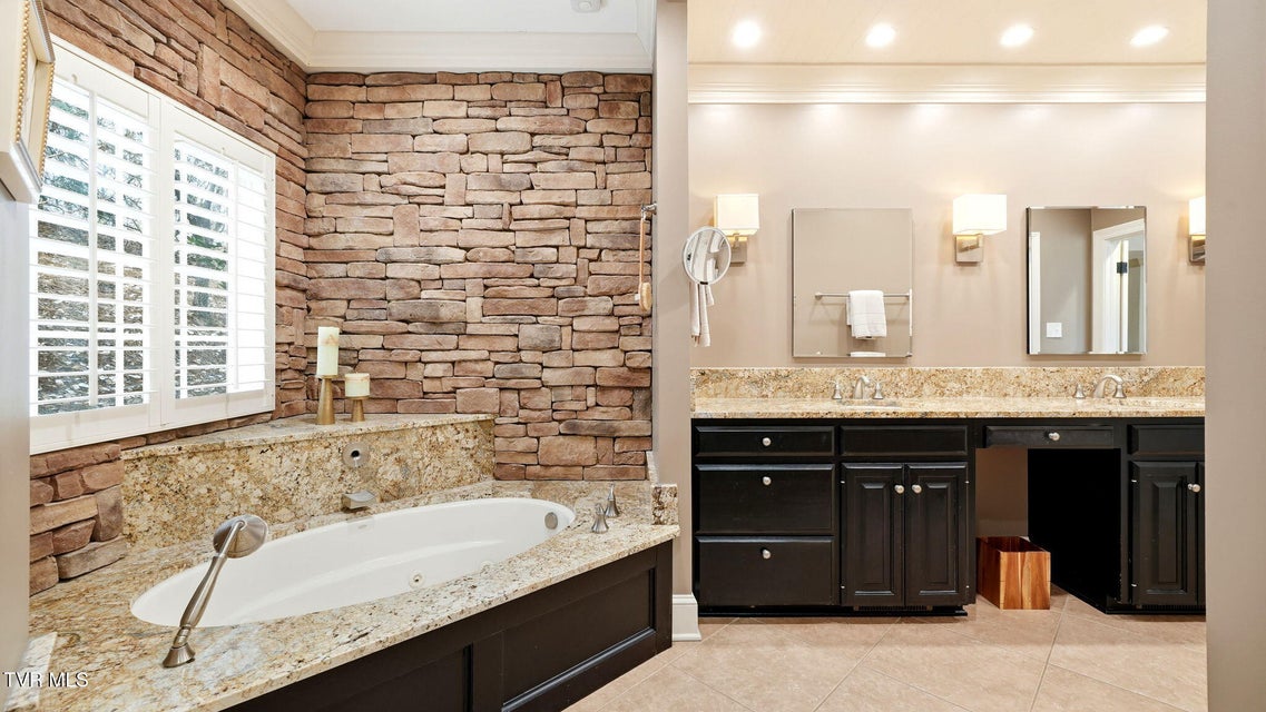 Photo #36: 1000 Huntington Court