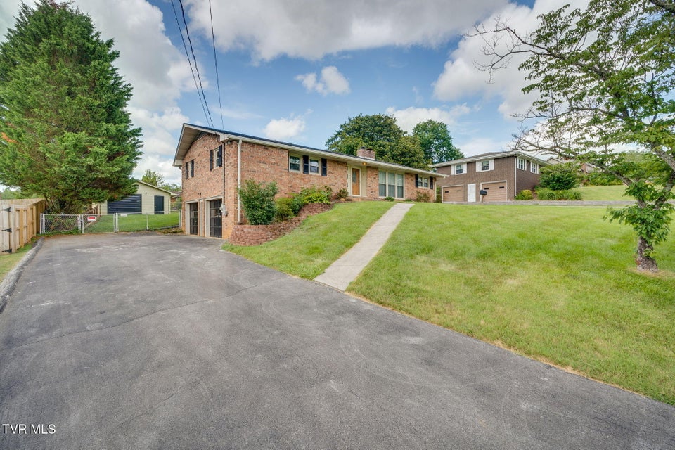 Photo #3: 4120 Lindenwood Drive