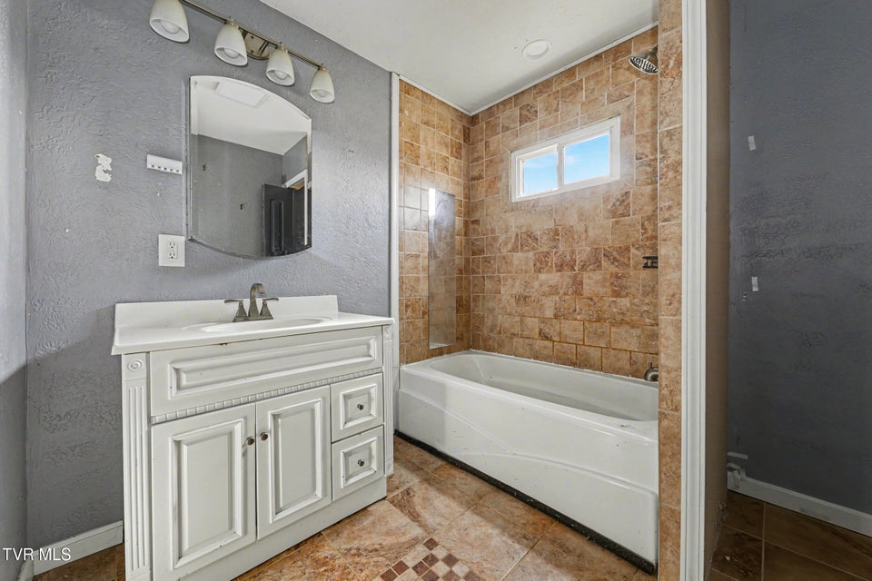 Photo #36: 2025 Ottway Road