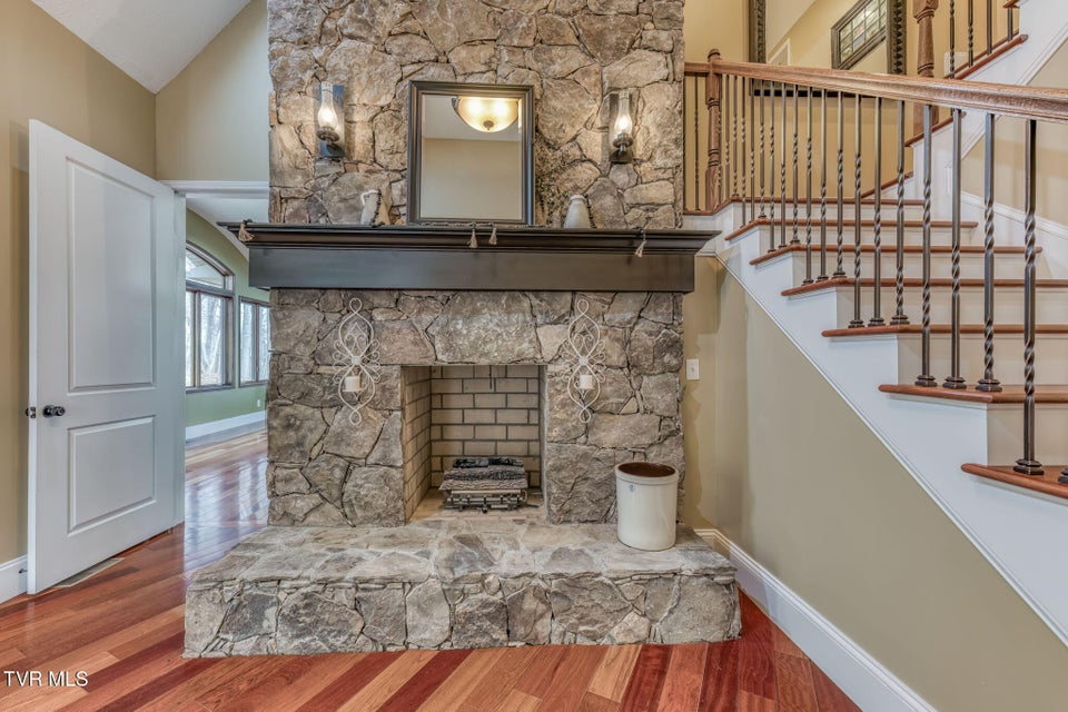 Photo #32: 520 Highway 93 