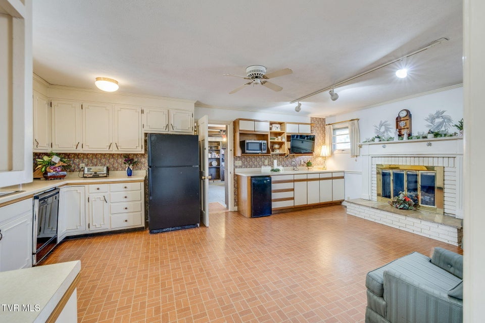 Photo #12: 213 Robin Road