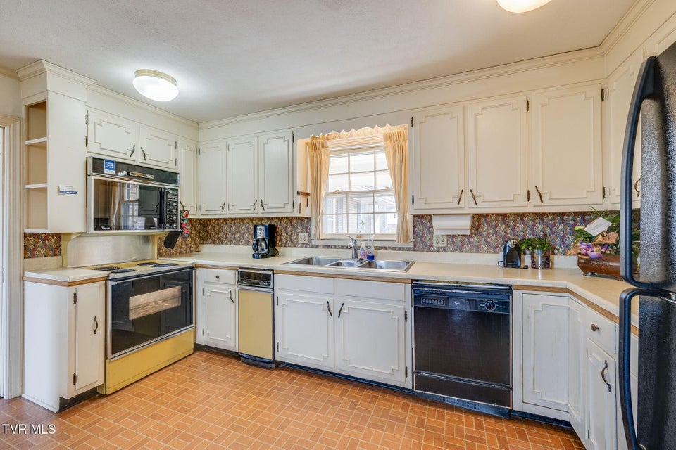 Photo #14: 213 Robin Road