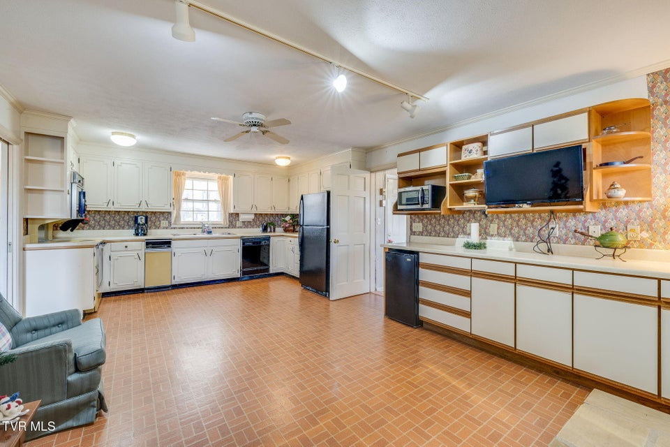 Photo #17: 213 Robin Road