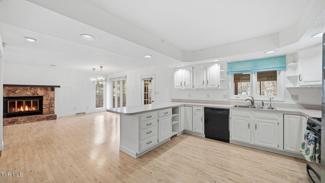 Photo #8: 8 Red Fern Circle