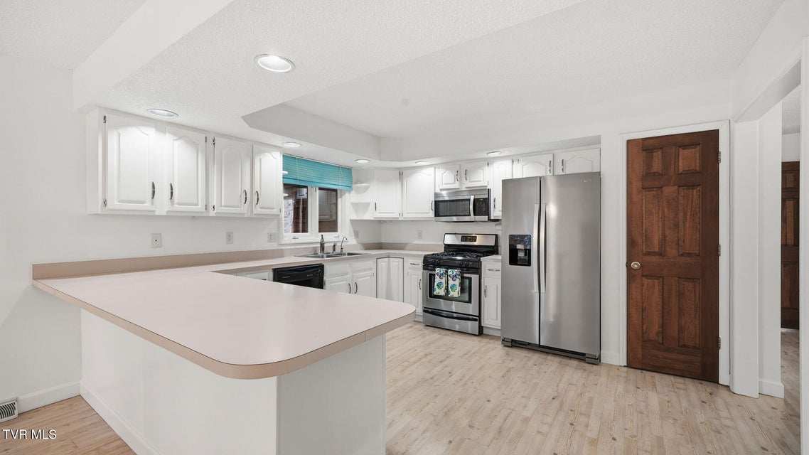 Photo #9: 8 Red Fern Circle