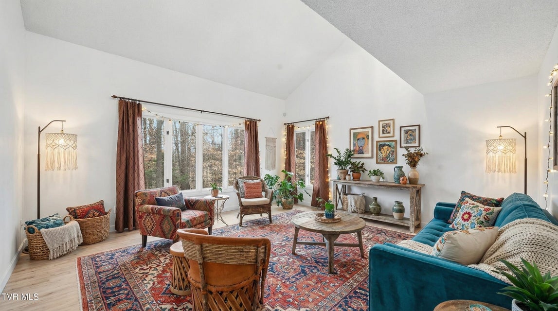 Photo #17: 8 Red Fern Circle