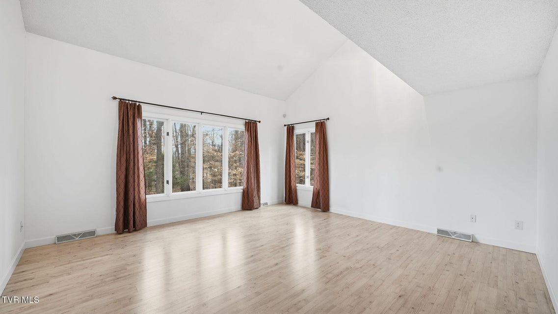 Photo #18: 8 Red Fern Circle