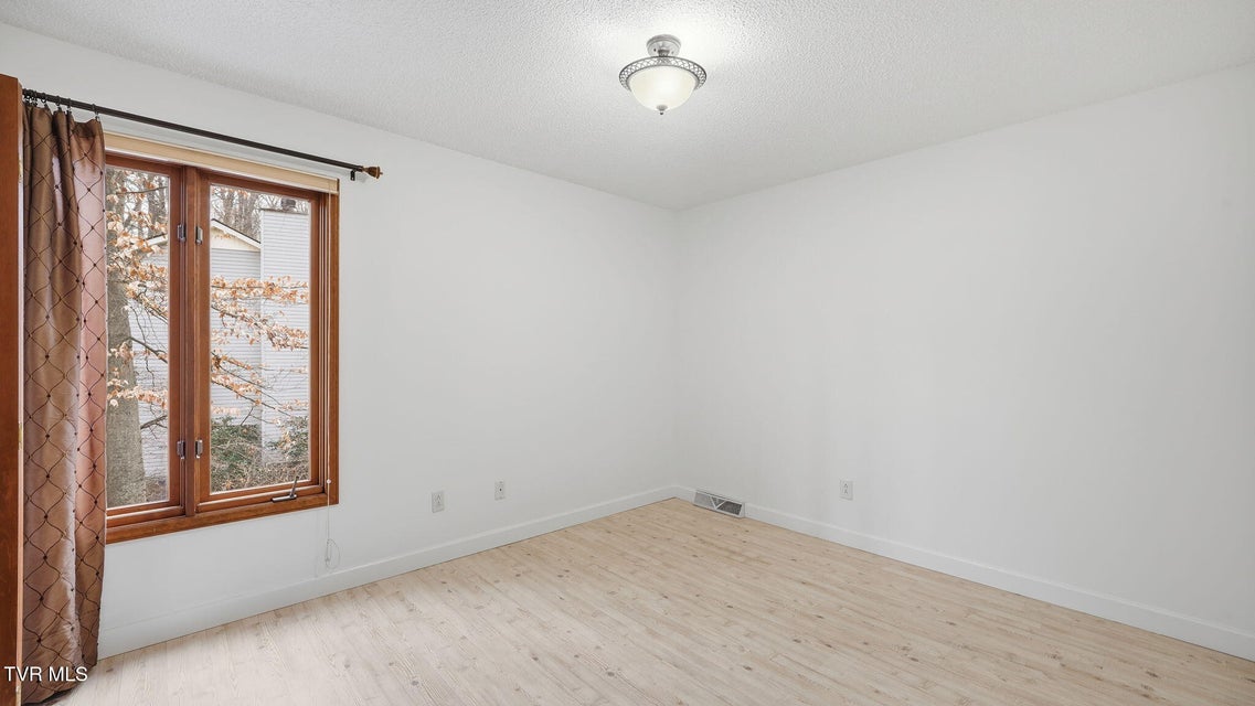 Photo #22: 8 Red Fern Circle