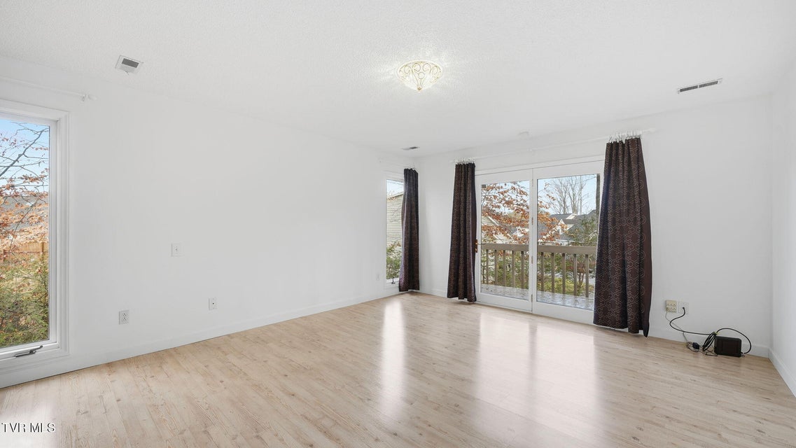 Photo #25: 8 Red Fern Circle