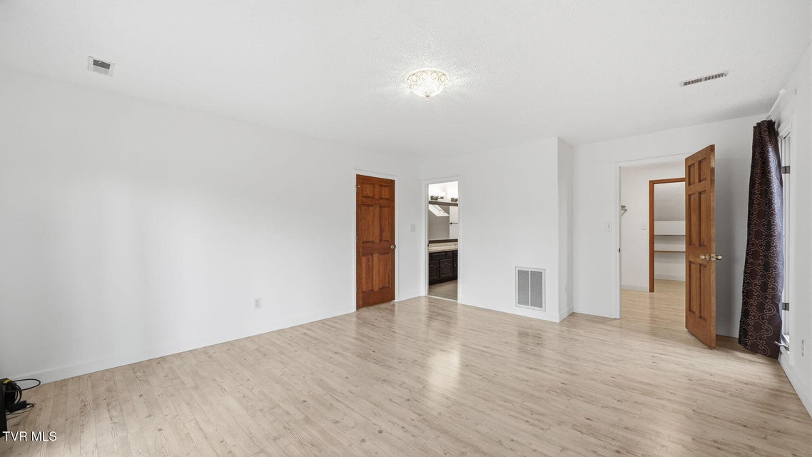 Photo #27: 8 Red Fern Circle