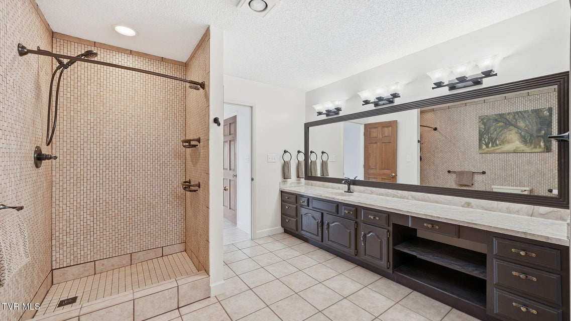 Photo #29: 8 Red Fern Circle