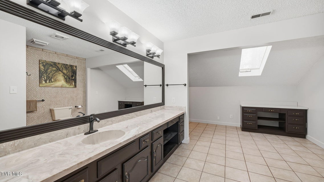 Photo #30: 8 Red Fern Circle