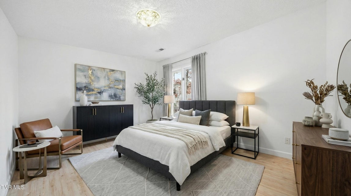 Photo #32: 8 Red Fern Circle