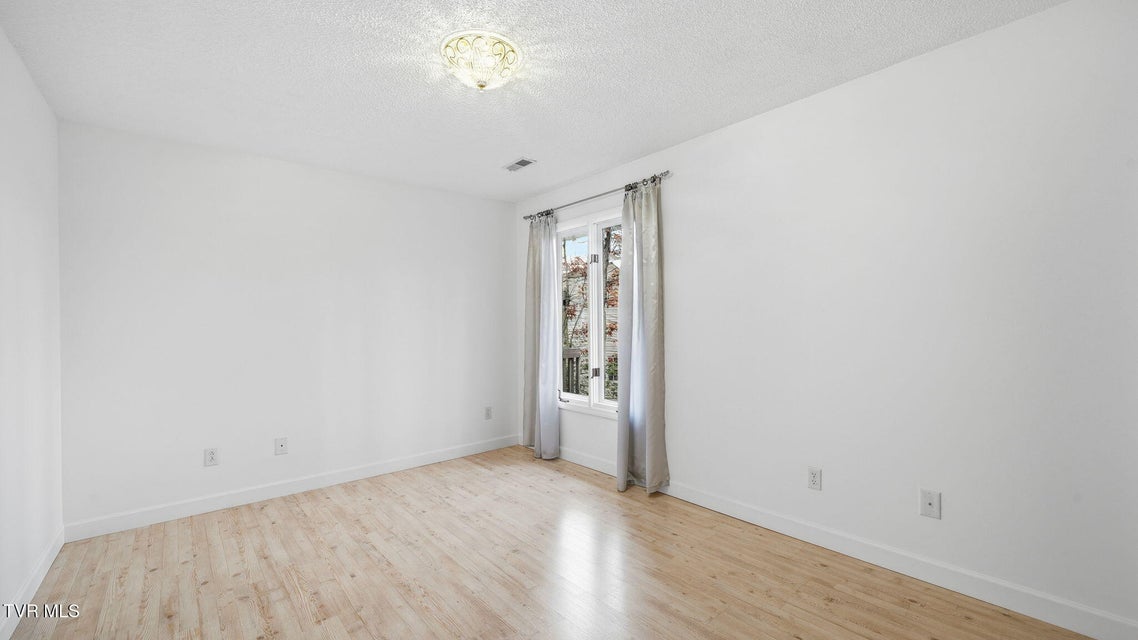 Photo #33: 8 Red Fern Circle