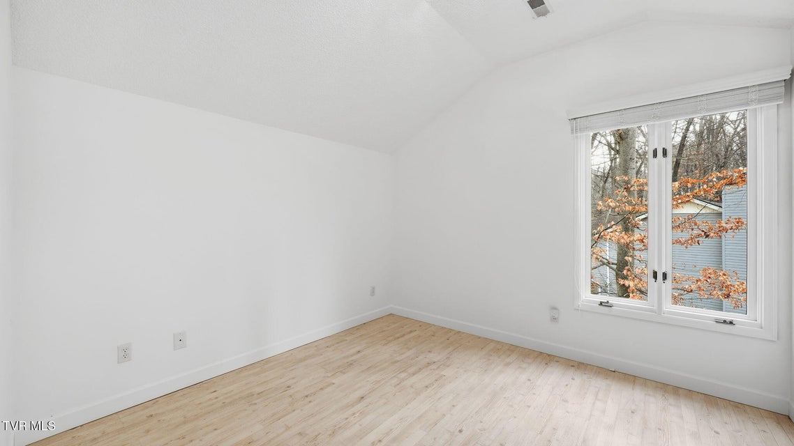 Photo #36: 8 Red Fern Circle